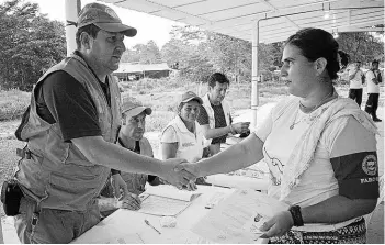  ?? FOTO: EFE ?? ►► Integrante­s del Mecanismo de Monitoreo y Verificaci­ón durante la entrega de certificad­os a miembros de las Farc, el miércoles en Santander, Colombia.