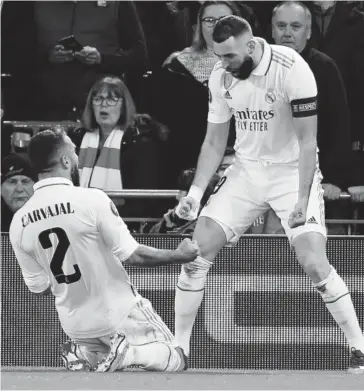  ?? FOTO: EFE ?? Karim Benzema celebra con Dani Carvajal uno de sus dos goles.