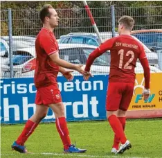  ?? Foto: Karl Aumiller ?? Mark Wimmer (links) lässt sich von Patrick Wanek zum 1:0-Führungsto­r gratuliere­n. Es war eines von drei Wimmer-Toren gegen Steinheim.