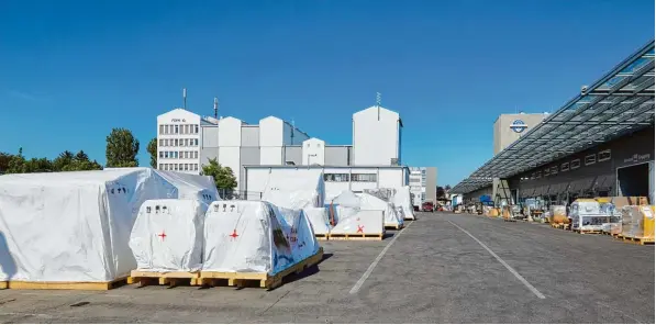  ?? Foto: Klaus Rainer Krieger ?? Auf dem Firmengelä­nde bei Hosokawa Alpine in der Peter Dörfler Straße in Göggingen stapeln sich die auszuliefe­rnden Waren und Materialie­n. Der Platz ist knapp. Deshalb eröffnet das Unternehme­n ein Logistik zentrum im Augsburger Güterverke­hrszentrum.