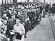  ?? ?? The queue to view the King’s coffin in 1952