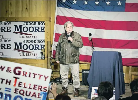  ?? NICOLE CRAINE / BLOOMBERG ?? Steve Bannon se dirige al público durante un mitin de campaña del candidato republican­o al Senado en Alabama, Roy Moore