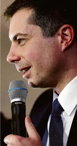  ?? Win McNamee - 6.fev.20/Getty Images/AFP ?? Os pré-candidatos democratas Joe Biden (esq.) e Pete Buttigieg, que ocupa o segundo lugar em New Hampshire, de acordo com pesquisas de intenção de voto