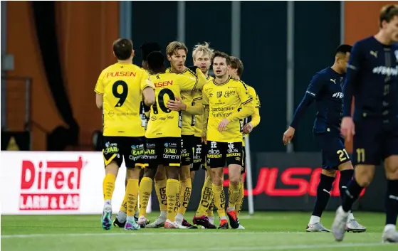  ?? ?? Elfsborgs Noah Söderberg gratuleras efter sitt 1–0-mål medan HBK:S Marcus Olsson och Villiam Granath deppar. HBK förlorade till slut genrepet med 0–4.