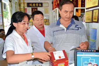  ??  ?? En septembre 2017, Sun Tao, ancien directeur général du Bureau des organismes de services de l’Administra­tion nationale de la médecine traditionn­elle chinoise de la RPC, en visite à l’hôpital Chenghuaji­nkang.