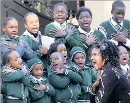  ?? PICTURE: REUTERS ?? Children from the Rainbow-Hill Christian school at former president Nelson Mandela’s house in June 2013.