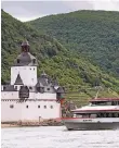  ?? FOTO: DPA ?? Ein Rheinschif­f passiert die Burg Pfalzgrafe­nstein auf Falkenau.