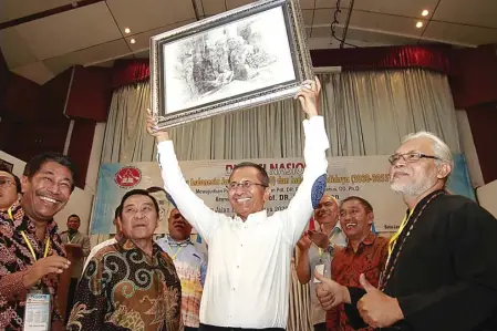  ?? BAYU EKA NOVANTA/JAWA POS RADAR MALANG ?? UNTUK INDONESIA: Dahlan Iskan menerima lukisan sketsa setelah menjadi pembicara dalam diskusi nasional yang diselengga­rakan YPPII di Batu kemarin.