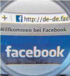  ?? FOTO: DPA ?? Facebook-Logo unter einer Lupe: Das Recht auf Vergessen ist in der Datenschut­zgrundvero­rdnung festgelegt, es durchzuset­zen oft schwierig.