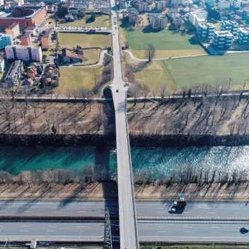  ?? TI-PRESS ?? Le due aree golenali lungo le sponde del fiume Ticino e l'autostrada col suo bel carico di rumore