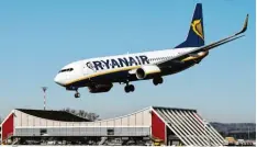  ?? Foto: Ralf Lienert ?? Landet Ryanair bald nicht mehr in London? Zumindest befürchtet das der Chef der Gesellscha­ft und mahnt das EU Parlament zum Handeln.