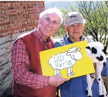  ?? FOTO: BOSNIENHIL­FE ?? Heribert Hölz (links) mit einem Bauern, der Schafe durch die Bosnienhil­fe bekommen hat.