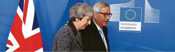  ?? Foto: Francisco Seco, dpa ?? Die freundlich­en Mienen täuschen: Theresa May hatte eine heftige Diskussion mit EU-Kommission­schef Jean-Claude Juncker.