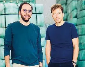  ??  ?? Marco e Matteo Mantellass­i guidano l’azienda di famiglia, eccellenza del made in Italy e leader nella produzione di tessuti per i grandi brand del lusso internazio­nale