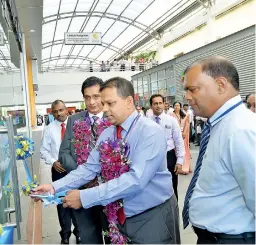  ??  ?? Picture shows Managing Director/ceo of HNB Jonathan Alles, opening the new customer centre. Dr. Sarath Paranavita­ne, Chairman, Lanka Hospital is also present