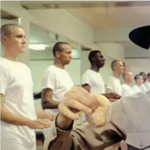  ??  ?? Donuts verboden! Ermey werd wereldbero­emd dankzij ‘Full metal jacket’.