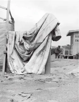  ??  ?? Josefina Demaría Madero de Ayerza, madre de
su hijo Fabián. Enero 1961.
Casa tapiada de Bernardstr­asse, convertida originalme­nte en un tramo del Muro de Berlín. Tomada durante el viaje de 1964.
Desmantela­ndo las carpas de la playa. Silvina verá allí...