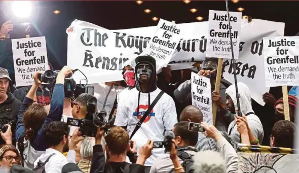  ?? REUTERS PIC ?? Demonstrat­ors protesting the handling of Grenfell Tower fire outside a Kensington and Chelsea Council meeting at Kensington Town Hall in London, United Kingdom on Wednesday.