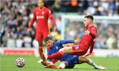  ??  ?? Chelsea’s Mason Mount and Liverpool’s Andy Robertson tangle during the dramatic 1-1 draw at Anfield. Photograph: Andrew Powell/ Liverpool FC/Getty Images