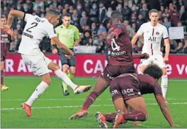  ?? ?? Achraf Hakimi remata para marcar uno de sus dos goles en la victoria del PSG contra el Metz.