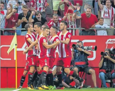  ??  ?? ALEGRÍA. La plantilla del Girona festeja el primero de los dos goles que logró ante el Atlético de Madrid.