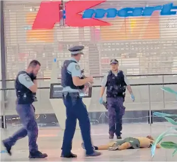  ?? ?? Tragedia. Los policías revisan un piso del mall australian­o. Una víctima yace en el suelo.AP