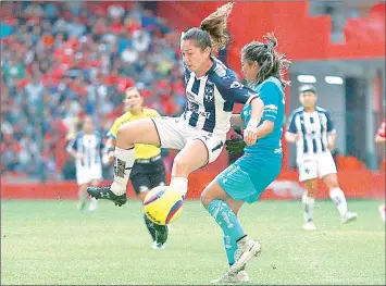  ??  ?? Mónica Monsiváis, del Monterrey, intenta eludir a la portera Alondra Ubaldo, del Toluca. Luego de terminar sin goles, el pase a la final de la liga femenil se decidirá el 23 de abril ■ Foto Jam Media