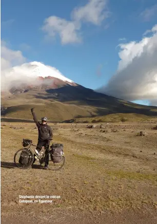  ??  ?? Stéphanie devant le volcan Cotopaxi, en Équateur