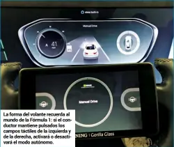  ??  ?? La forma del volante recuerda al mundo de la Fórmula 1: si el conductor mantiene pulsados los campos táctiles de la izquierda y de la derecha, activará o desactivar­á el modo autónomo.