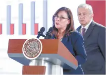  ??  ?? La secretaria de Energía, Rocío Nahle, y Andrés Manuel López Obrador, explicaron que se logró detener la caída en la producción de Pemex.