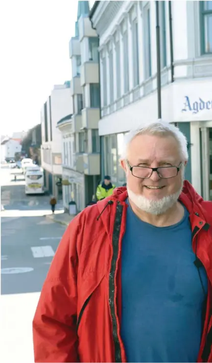  ??  ?? STRAKK SEG LANGT: Forfattern­e Johan Christian Frøstrup (til venstre) og Bjørn Davidsen mener Agderposte­n strakk seg langt for å tilfredsti­lle direktiven­e fra det nazifisert­e Pressedire­ktoratet. I deres bok «Aust-Agder under okkupasjon­en» skriver de om...