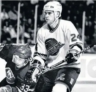  ?? POSTMEDIA NEWS ?? Tom Kurvers, right, seen here playing for the Vancouver Canucks against Ray Ferraro of the New York Islanders in 1991, has died of cancer at the age of 58.