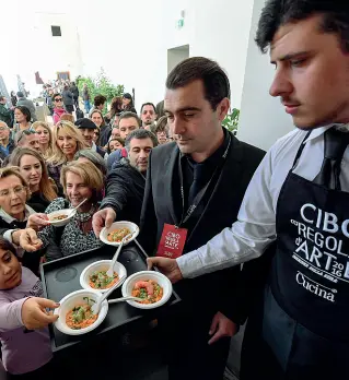  ??  ?? Il successoLa grande partecipaz­ione a «Cibo a regola d’arte» che si è svolto l’anno scorso nel complesso di San Domenico Maggiore