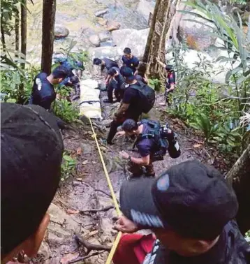  ??  ?? ANGGOTA bomba membawa mayat mangsa keluar dari lokasi dia ditemui di Lata Hammer, Bentong, semalam.