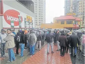  ??  ?? Atracción. Pese a la lluvia, se formaron largas colas en las boleterías.