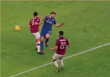  ?? SKY ?? Pestone Calhanoglu su Borini in area Milan al 91’ di Milan-Verona