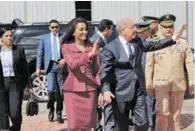  ?? PRESIDENCI­A ?? El presidente Danilo Medina y la primera dama Cándida Montilla de Medina saludan a su salida del país por la Base Aérea de San Isidro, para participar en la Asamblea General de la ONU.