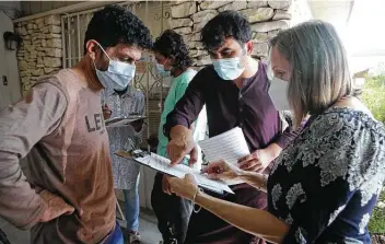  ?? Jerry Lara / Staff photograph­er ?? Mauryn Villarreal helps Afghans living in San Antonio with paperwork at the Center for Refugee Services. The center has been flooded with clients trying to get family members out of Afghanista­n.