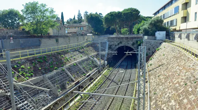  ?? (foto Ruggeri/Sestini) ?? In chiusura L’ingresso Sud della galleria del Pellegrino, che passa sotto via Bolognese e via Trento, a Firenze. I lavori di Rete Ferroviari­a Italiana hanno l’obiettivo del consolidam­ento della volta