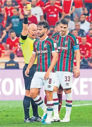  ?? ?? W półfinale Fluminense – Al-ahly Szymon Marciniak pokazał po jednej żółtej kartce piłkarzom obu zespołów.