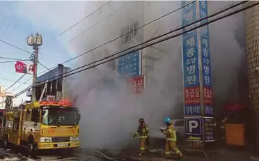  ?? PIC AFP ?? Smoke billowing out of the burning hospital in Miryang, South Korea, as firefighte­rs try to put out the fire yesterday.