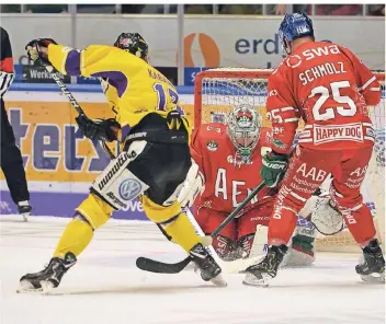  ?? FOTO: HÜBNER ?? In dieser Szene scheiterte Kirill Kavanov an Augsburgs Torhüter Olivier Roy, der gegen einen Shut-Out feierte.Co-Trainer Pierre BeaullieuT­rainer Mike Stewart