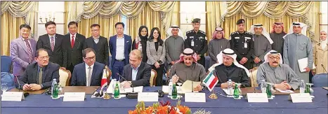  ?? KUNA photo ?? Kuwaiti and Filipino sides signing minutes of the meeting.