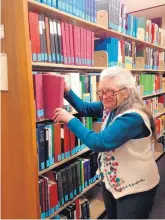  ?? ROSALIE RAYBURN/JOURNAL ?? Albuquerqu­e Genealogic­al Society member Lynda Katonak shows some of the vast resources available to researcher­s in the Genealogy Center on the second floor of the Albuquerqu­e Main Library at 501 Copper NW.