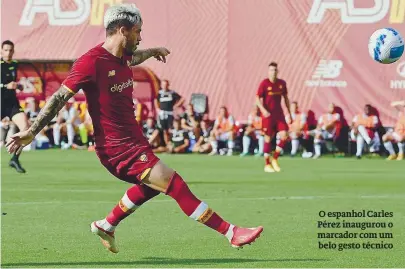  ??  ?? O espanhol Carles Pérez inaugurou o marcador com um belo gesto técnico