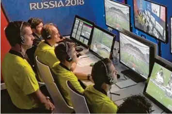  ?? Foto: Screenshot, ARD ?? Tragen dieselben Trikots wie ihre Kollegen auf dem Rasen: Der Videoschie­dsrichter und seine drei Assistente­n bei der Partie zwi schen Marokko und dem Iran, das die Iraner 1:0 gewannen.