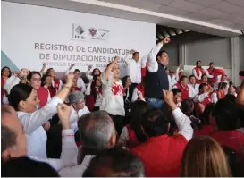  ?? MARIBEL CALDERÓN ?? Ayer, los miembros del tricolor en el registro de candidatur­as.