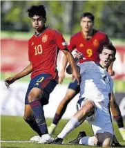  ?? UEFA ?? Tras una primera parte asfixiado por la nutrida defensa de Serbia, el delantero del Barça desplegó todo el fútbol que lleva en sus botas cuando Julen Guerrero le devolvió a la banda derecha //