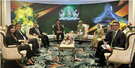  ?? ?? Fatimah (fourth right) and Dr Abdul Rahman, on her right, join (from second left) Mohamad Razi, Hilmy, Rosey and other senior officials in a group photo, taken during the visit at DBKU headquarte­rs.