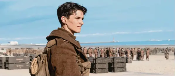  ?? Foto: Melinda Sue Gordon, Warner Bros. ?? Werden die britischen Soldaten der deutschen Wehrmacht rechtzeiti­g aus Dünkirchen entkommen? Auch Tommy (Fionn Whitehead) bangt um seine Rettung.